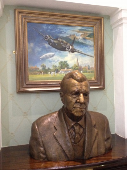 barnes-wallis-painting-sculpture-raf-club